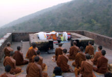Conversando con el Bhagavan en el Pico del Buitre El Bhagavan en Rajagriha